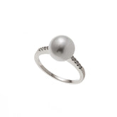 Pearl Ring. Diamond and pearl ring. Fresh water pearl. Pearl ring for gift. Anatol jewellery. Δαχτυλίδι με μαργαριτάρι. Δαχτυλίδι με πέρλα. Δαχτυλίδι με μπριγιάν. Δαχτυλίδι με μαργαριτάρι και διαμάντια. Κοσμήματα Κηφισιά. Κοσμήματα Αθήνα. Χρυσά κοσμήματά.