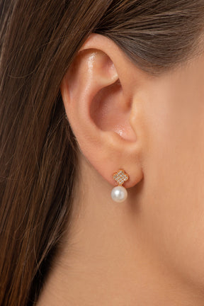 Pearl Earring. Earrings. 18K gold earring. Fresh water pearl. White Gold, yellow gold, rose gold. Perfect Gift. Earring gift. Hanging Pearl. Chain Erring. Fine jewelry. Anatol. Σκουλαρίκι χρυσό. Σκουλαρίκι  με μαργαριτάρι. Σκουλαρίκι αλυσίδα. Σκουλαρίκι με πέρλα. Athens.