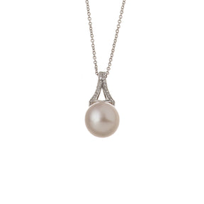 Pearl Necklace. Fresh water pearl. Sea pearl. Diamond and pearl necklace. Diamond Necklace. Chain necklace. Classic Necklace. Pearl Gift. Fine jewelry. Anatol jewelry. Χρυσά κοσμήματα. Κοσμήματα Κηφισιά. Κολιέ με μαργαριτάρι. Κολιέ με πέρλα. Κολιέ με μπριγιάν και μαργαριτάρι. Κολιέ με διαμάντι και πέρλα.