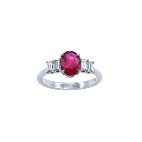 Oval Ruby Ring. Ruby and diamond ring. Δαχτυλίδι με ρουμπίνι και διαμάντια.